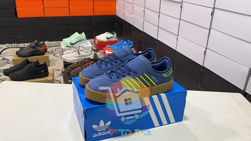 נעלי adidas מזמש בסוליית קרפ בשני גוונים 10