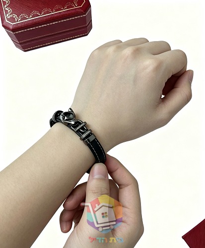 צמיד עור Cartier עם ראש פנתר וטבעות משובצות 2