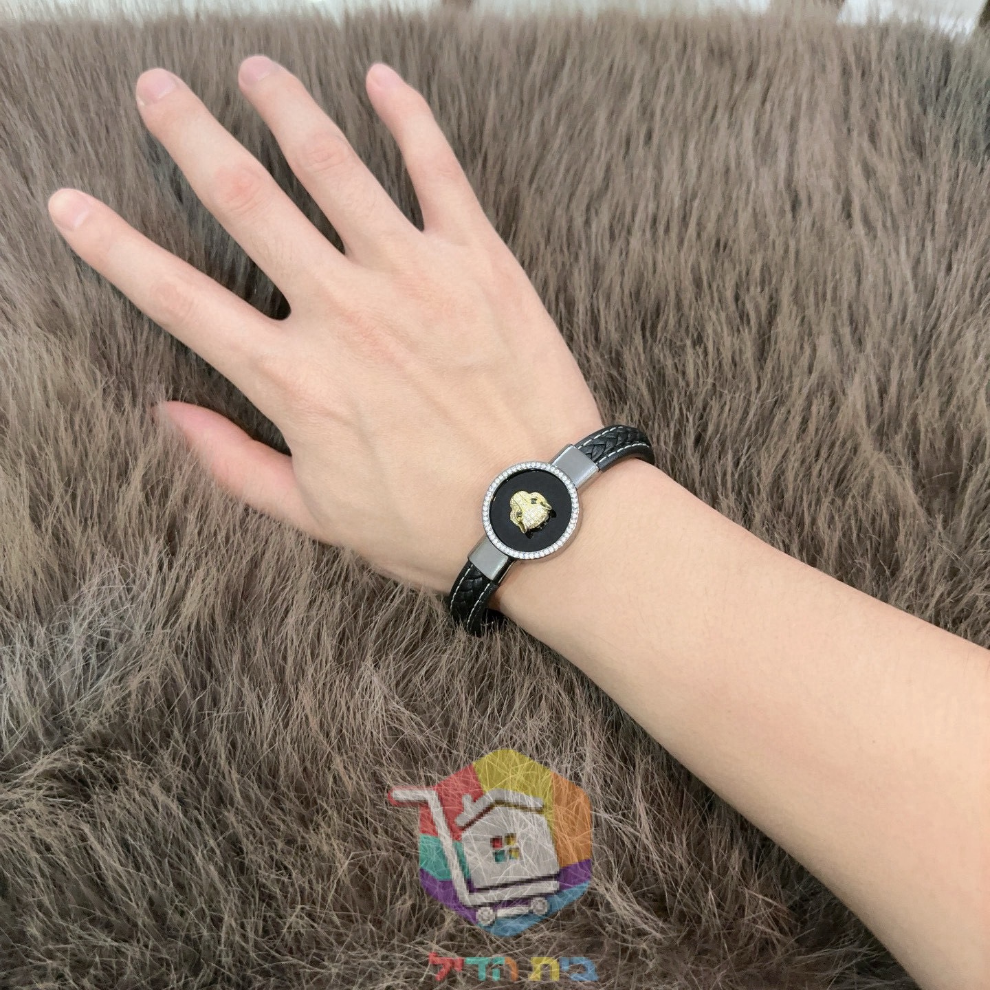 צמיד עור Cartier עם ראש פנתר על לוח שחור עגול