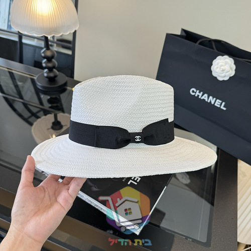 כובע קש Chanel לבן עם סרט וסמל CC 2
