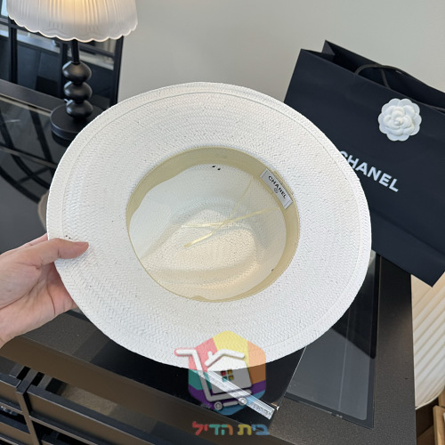 כובע קש Chanel לבן עם סרט וסמל CC 3