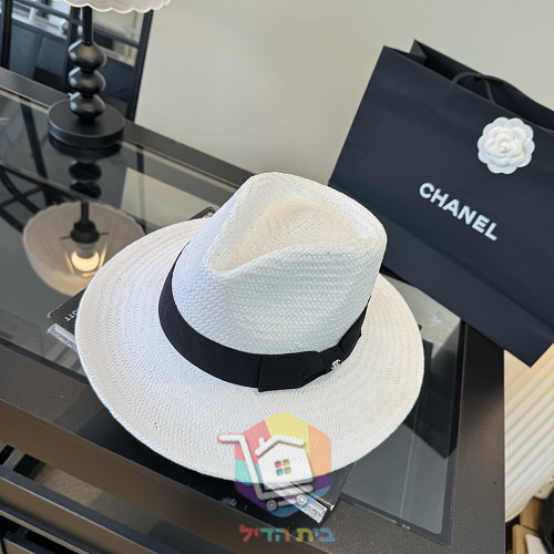 כובע קש Chanel לבן עם סרט וסמל CC 5