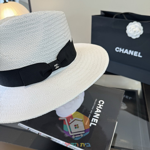 כובע קש Chanel לבן עם סרט וסמל CC 6