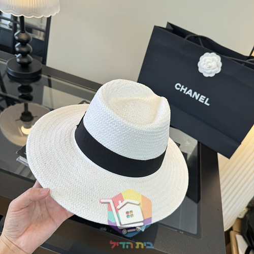 כובע קש Chanel לבן עם סרט וסמל CC 7