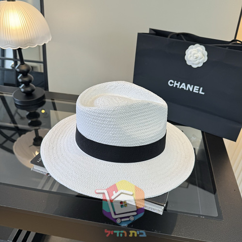 כובע קש Chanel לבן עם סרט וסמל CC 8
