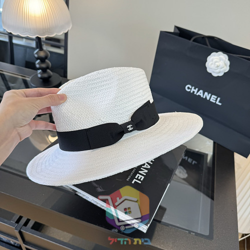 כובע קש Chanel לבן עם סרט וסמל CC 9
