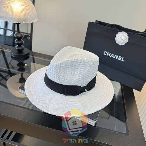 כובע קש Chanel לבן עם סרט וסמל CC 11
