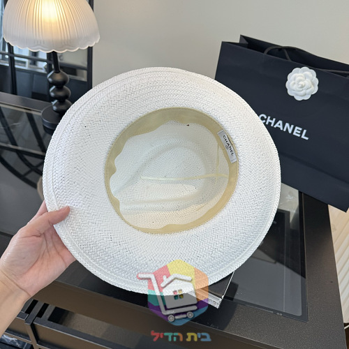 כובע קש Chanel לבן עם סרט וסמל CC 13