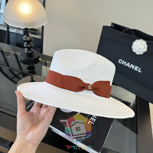 כובע קש Chanel לבן עם סרט וסמל CC 14