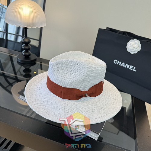 כובע קש Chanel לבן עם סרט וסמל CC 15