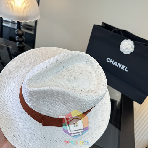 כובע קש Chanel לבן עם סרט וסמל CC 16