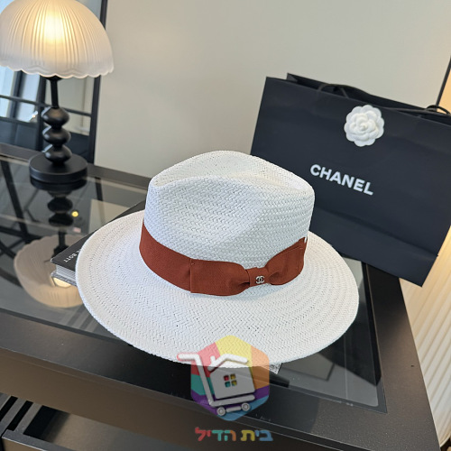כובע קש Chanel לבן עם סרט וסמל CC 17
