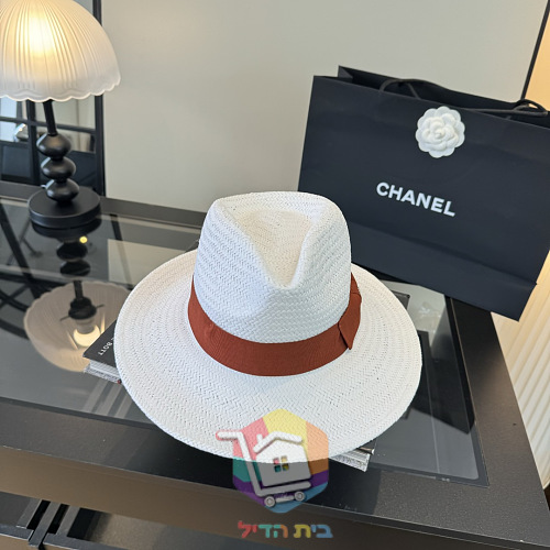 כובע קש Chanel לבן עם סרט וסמל CC 18