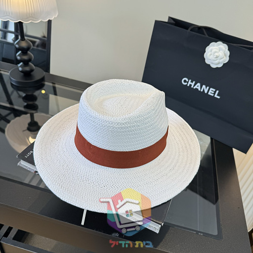כובע קש Chanel לבן עם סרט וסמל CC 19