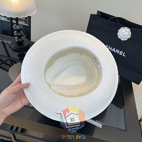 כובע קש Chanel לבן עם סרט וסמל CC 21
