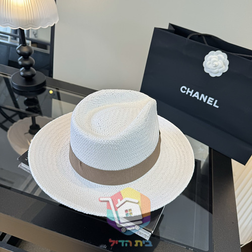 כובע קש Chanel לבן עם סרט וסמל CC 22