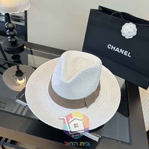 כובע קש Chanel לבן עם סרט וסמל CC 23
