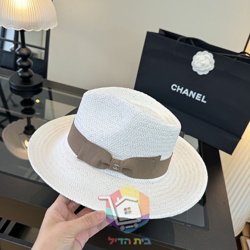 כובע קש Chanel לבן עם סרט וסמל CC 24
