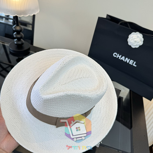 כובע קש Chanel לבן עם סרט וסמל CC 25