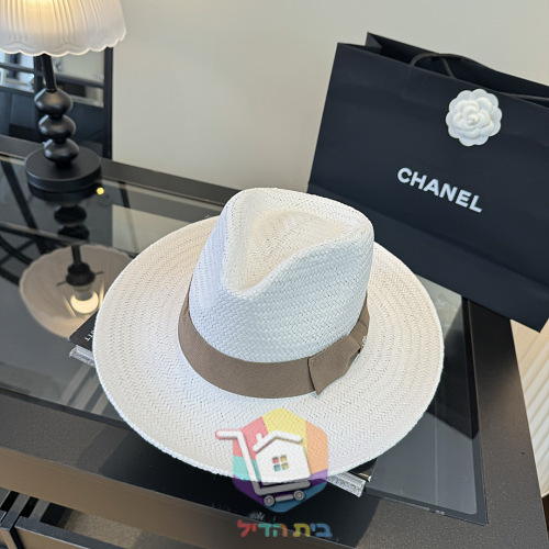 כובע קש Chanel לבן עם סרט וסמל CC 26