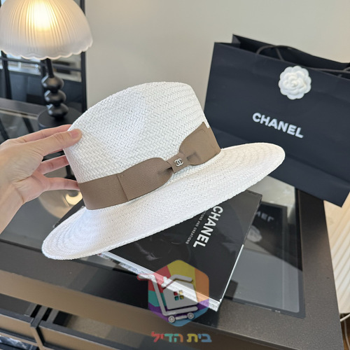 כובע קש Chanel לבן עם סרט וסמל CC 27