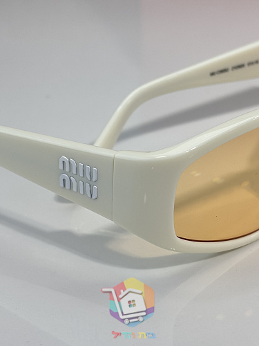 משקפי שמש Miu Miu בגזרה צרה לנשים 10